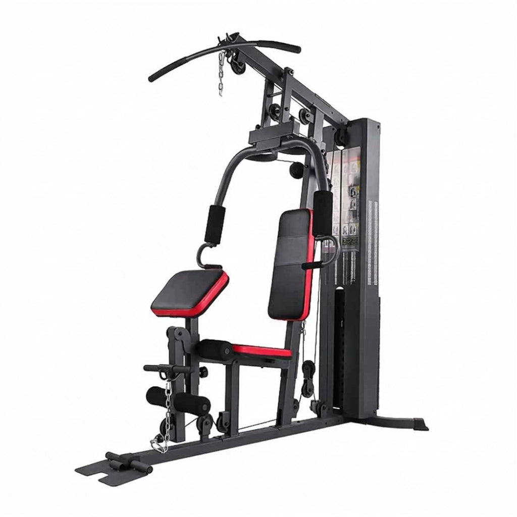 Máquina de gimnasio multifunción para el hogar sobre fondo blanco, equipada con torre de placas de pesas, brazos de prensa de pecho acolchados en color rojo y negro, polea alta y desarrollador de piernas.